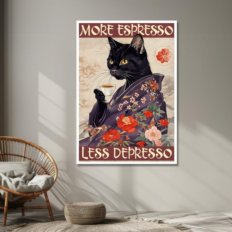 K&ouml;nnte beinhalten: Ein Poster mit einer schwarzen Katze in einem lila Kimono, die eine Kaffeetasse h&auml;lt. Das Poster tr&auml;gt den Text "MORE ESPRESSO LESS DEPRESSO" in brauner Schrift. Der Kimono ist mit roten und rosa Blumenmustern verziert.