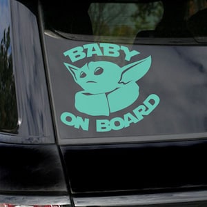 Naklejka samochodowa z motywem Baby Yoda on Board inspirowana Gwiezdnymi Wojnami
