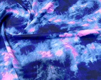 Tecido de nylon e elastano com estampa tie-dye roxa e azul, elasticidade total em 4 direções, 152 cm de largura (vendido por jarda). Ideal para costura, moda praia, dança e roupas esportivas.