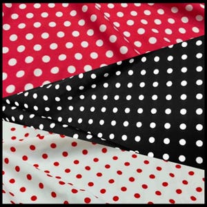 Könnte beinhalten: Ein Stoffmuster mit drei Abschnitten von Polka-Dot-Mustern. Ein Abschnitt ist rot mit weißen Punkten, ein anderer ist schwarz mit weißen Punkten und der dritte ist weiß mit roten Punkten. Der Stoff wird wahrscheinlich für Kleidung oder Bastelarbeiten verwendet.