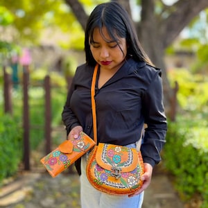 Conjunto de cartera y bolso bandolera de piel hechos a mano con un diseño floral retro y versátil
