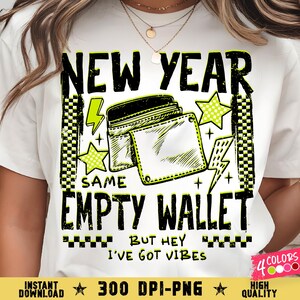 Könnte beinhalten: Weißes T-Shirt mit einem grafischen Design mit dem Text "NEW YEAR SAME EMPTY WALLET BUT HEY I'VE GOT VIBES". Das Design umfasst eine Geldbörse, Sterne und Blitze in Schwarz und Neongrün.