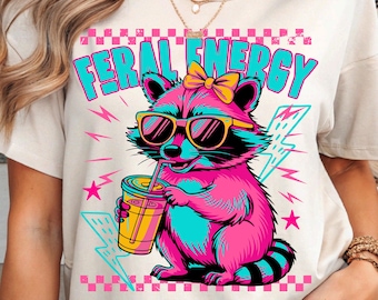 Garota Selvagem Verão PNG: Estampa de Guaxinim Rosa para Camiseta de Praia (Download Digital, 4500x5400px)