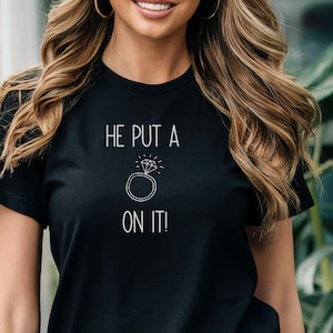 彼は指輪をはめたジャージー半袖Tシャツ、婚約シャツ、ガールフレンドへのギフト、婚約者へのギフト、ブライダルシャワーギフト、花嫁の婚約シャツ
