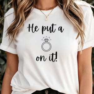 彼は指輪をはめたジャージー半袖Tシャツ、婚約シャツ、ガールフレンドへのギフト、婚約者へのギフト、ブライダルシャワーギフト、花嫁の婚約シャツ