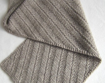 Patrón de tejido para bufanda de lana con diseño acanalado diagonal. Patrón de dos caras. Se ve similar en ambos lados. Descarga instantánea.