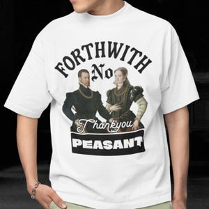 Op de afbeelding: Wit t-shirt met een afbeelding van een Renaissance-koppel en de tekst "FORTHWITH No Thankyou PEASANT" in het zwart. Het ontwerp toont een man en een vrouw in historische kleding.