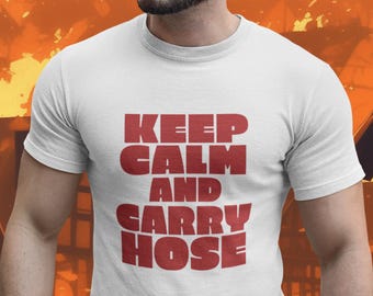 Camiseta con frase "Mantén la calma y lleva la manguera", divertida camiseta de bombero, regalo para bomberos.
