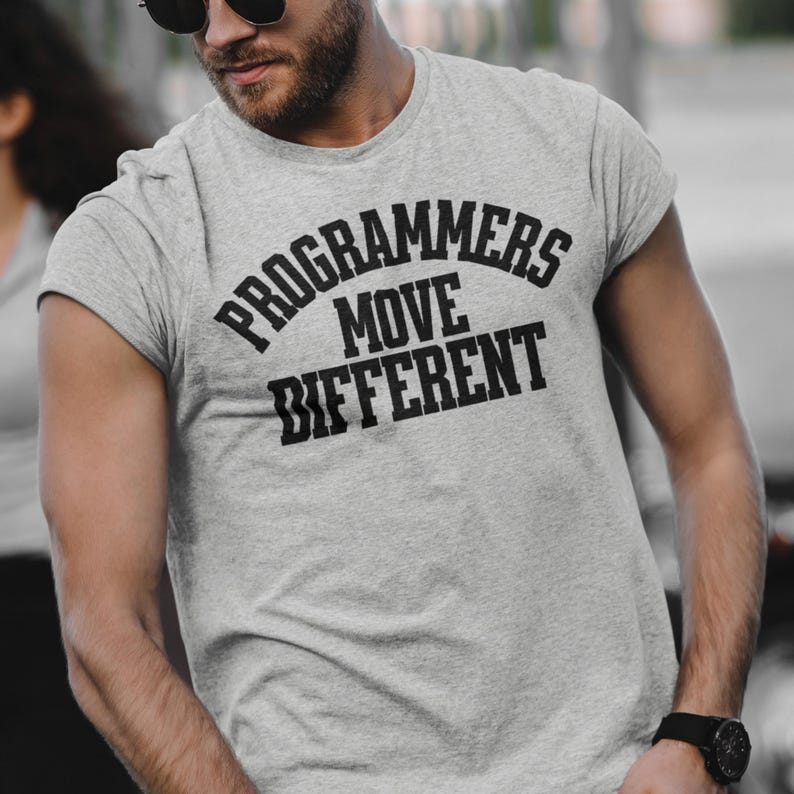 Camiseta "Programadores se Movem de Forma Diferente" para Programadores, Desenvolvedores de Software, Orgulho Tecnológico e Programação imagem 3