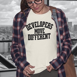 Gli sviluppatori si muovono in modo diverso, maglietta per programmatori, maglietta per programmatori, maglietta per informatica Coding Pride immagine 2