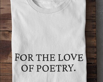 Op de afbeelding: Wit T-shirt met de zwarte tekst "FOR THE LOVE OF POETRY." gecentreerd onder de halslijn. Het shirt is netjes op een houten oppervlak gevouwen.