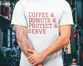 コーヒーとドーナツと「守って、奉仕する」シャツ。警察の面白い格言Tシャツ。警察官へのギフトに。