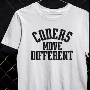 Los codificadores se mueven de manera diferente. Camiseta de codificador. Camiseta de trabajo de software. Orgullo tecnológico. Vida de desarrollador. Camiseta de programador.