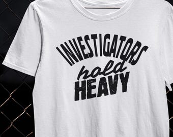 Ermittler halten schweres Ermittlerhemd Strafgerechtigkeit T-Shirt Beweispflicht Detektivarbeit T-Shirt