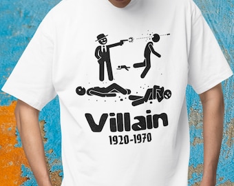 Könnte beinhalten: Weißes T-Shirt mit einer schwarzen Grafik, die eine Strichmännchen-Figur zeigt, die auf eine andere schießt, mit dem Wort "Villain" und den Daten "1920-1970" darunter. Das Shirt ist aus weichem Material.