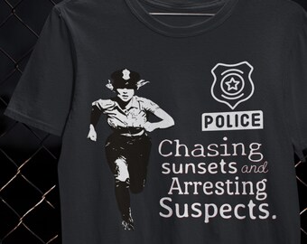 夕日を追いかけて容疑者を逮捕するシャツ 犯罪ファイターTシャツ サービスギフト