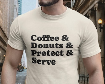 コーヒーとドーナツと「Protect and Serve」シャツの警察ユーモアTシャツ。警官や救急隊員へのギフト