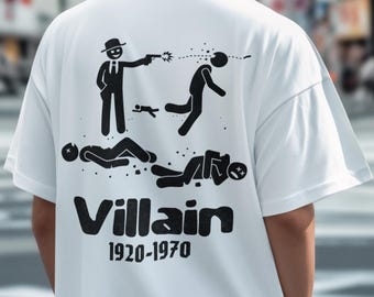 Könnte beinhalten: Weißes T-Shirt mit einer schwarzen Grafik, die Strichmännchen zeigt, darunter eine Figur, die auf eine andere schießt. Das Wort "Villain" und die Daten "1920-1970" sind darunter aufgedruckt.