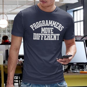 Camiseta "Programadores se Movem de Forma Diferente" para Programadores, Desenvolvedores de Software, Orgulho Tecnológico e Programação imagem 4