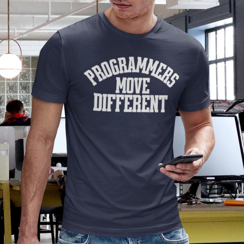 Camiseta "Programadores se Movem de Forma Diferente" para Programadores, Desenvolvedores de Software, Orgulho Tecnológico e Programação imagem 4
