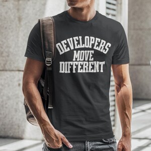 Gli sviluppatori si muovono in modo diverso, maglietta per programmatori, maglietta per programmatori, maglietta per informatica Coding Pride immagine 4