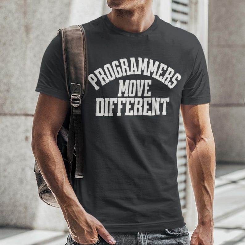 Camiseta "Programadores se Movem de Forma Diferente" para Programadores, Desenvolvedores de Software, Orgulho Tecnológico e Programação imagem 5