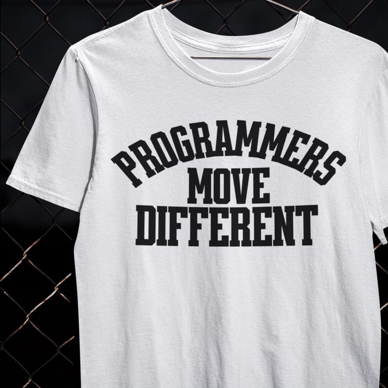 Camiseta "Programadores se Movem de Forma Diferente" para Programadores, Desenvolvedores de Software, Orgulho Tecnológico e Programação imagem 1