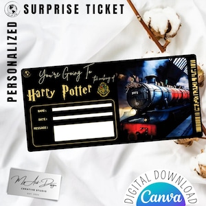 Op de afbeelding: Een zwart en goudkleurig "Surprise Ticket" met de tekst "You're Going To the making of Harry Potter." Het ticket heeft een treingrafiek en ruimte voor naam, datum en bericht. De woorden "Gepersonaliseerd" en "Digitale Download" zijn ook zichtbaar.