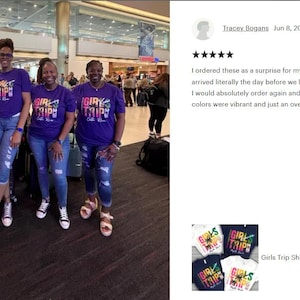 K&ouml;nnte beinhalten: F&uuml;nf Personen tragen passende lila T-Shirts mit dem Schriftzug "GIRLS TRIP" in einem farbenfrohen Design. Die Gruppe posiert in einem Flughafen f&uuml;r ein Foto. Die Shirts werden mit Jeans und Shorts kombiniert.