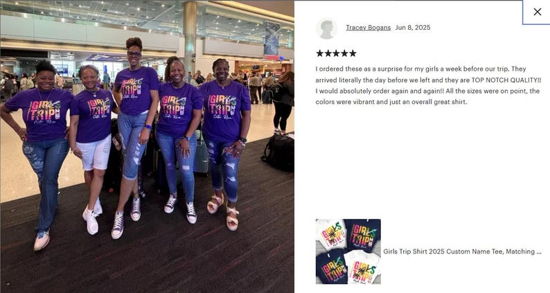 K&ouml;nnte beinhalten: F&uuml;nf Personen tragen passende lila T-Shirts mit dem Schriftzug "GIRLS TRIP" in einem farbenfrohen Design. Die Gruppe posiert in einem Flughafen f&uuml;r ein Foto. Die Shirts werden mit Jeans und Shorts kombiniert.