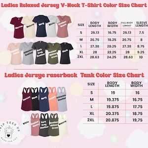K&ouml;nnte beinhalten: Farb- und Gr&ouml;&szlig;entabelle f&uuml;r Damen-T-Shirts mit Relaxed Jersey V-Ausschnitt und Racerback-Tops. Die Tabelle zeigt verschiedene Farben, darunter Burgunderrot, Marineblau und Schwarz, mit Ma&szlig;en in cm f&uuml;r K&ouml;rperl&auml;nge, -breite und &Auml;rmell&auml;nge.