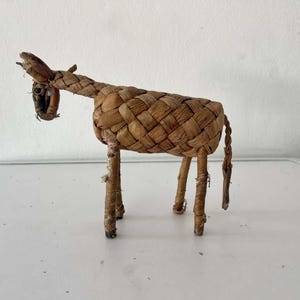 Caballo de madera tejido vintage, figura de caballo hecha a mano, decoración rústica para el hogar, juguete de madera antiguo