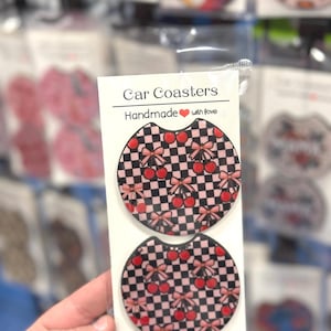 Conjunto de 2 porta-copos de neoprene para carro com estampa xadrez de cerejas e laços
