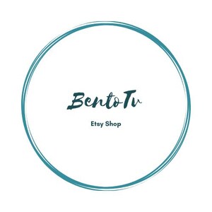 Puede incluir: Un círculo azul turquesa con fondo blanco y el texto "BentoTu Etsy Shop" en una fuente manuscrita.