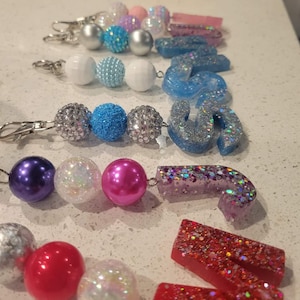 Llavero de resina con letra personalizada, dije para bolso con letra o número, regalo para baby shower, regalo personalizado para dama de honor, llavero conmemorativo de flores secas.
