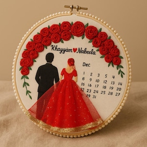 Könnte beinhalten: Gesticktes Hoop-Art mit einem Paar, einem roten Rosenbogen und den Namen "Khayyam Nabeela". Ein Dezember-Kalender ist enthalten. Der Reifen ist mit Perlen und einem goldenen Rand verziert. Durchmesser ca. 20 cm.