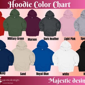 Puede incluir: Carta de colores que muestra 10 colores diferentes de sudaderas con capucha. Los colores son: rojo, verde militar, granate, gris oscuro jaspeado, rosa claro, gris deportivo, azul marino, arena, azul real, blanco y negro.