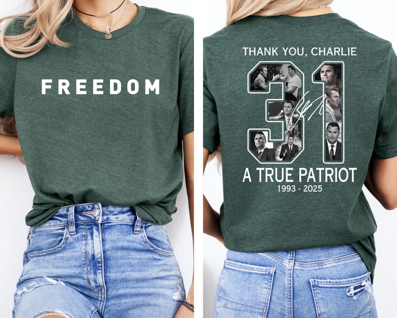 K&ouml;nnte beinhalten: Ein dunkelgr&uuml;nes T-Shirt mit dem Wort "FREEDOM" in wei&szlig;en Blockbuchstaben auf der Vorderseite. Die R&uuml;ckseite des Shirts zeigt ein Design mit dem Text "THANK YOU, CHARLIE", der Zahl "31" mit Bildern und dem Text "A TRUE PATRIOT 1993-2025".
