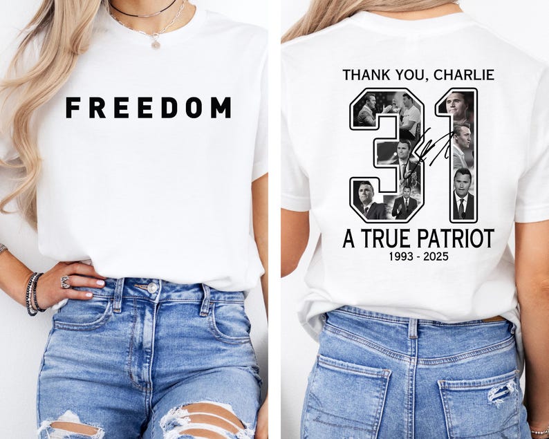 K&ouml;nnte beinhalten: Wei&szlig;es T-Shirt mit dem Wort "FREEDOM" in fetten schwarzen Buchstaben auf der Vorderseite. Auf der R&uuml;ckseite des Shirts steht der Text "THANK YOU, CHARLIE" &uuml;ber der Zahl "31" mit Bildern und dem Text "A TRUE PATRIOT 1993-2025".