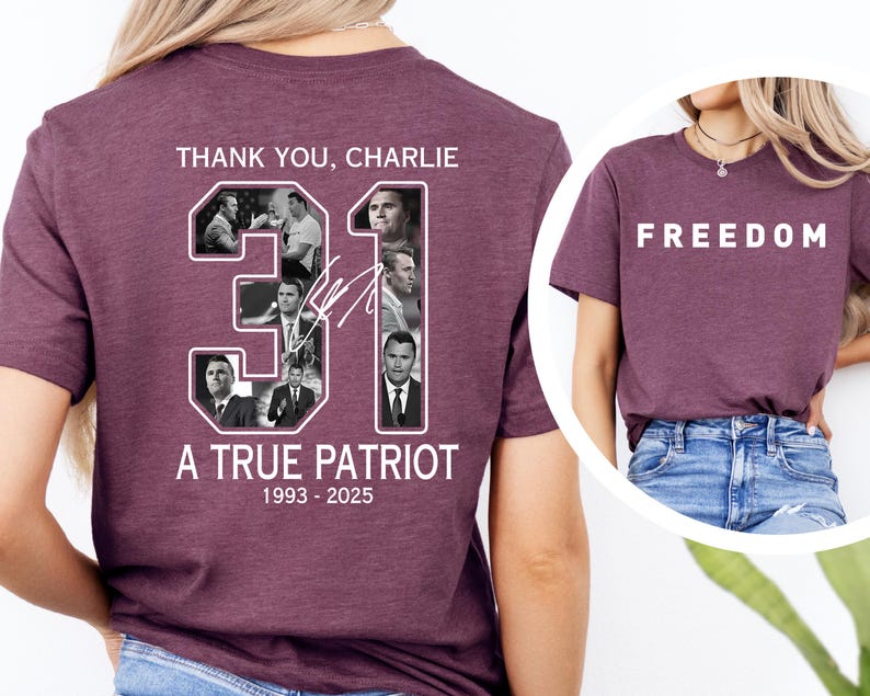 K&ouml;nnte beinhalten: Burgunderfarbenes T-Shirt mit dem wei&szlig;en Schriftzug "FREEDOM" auf der Vorderseite. Auf der R&uuml;ckseite des Shirts stehen die Worte "THANK YOU, CHARLIE", die Zahl "31" und der Text "A TRUE PATRIOT 1993-2025".