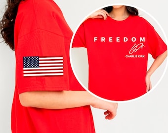 Camiseta con la firma de Charlie Kirk de Freedom: camiseta roja. Patrióticos, vestimos de rojo. Cumpleaños de Charlie Kirk 14 de octubre.