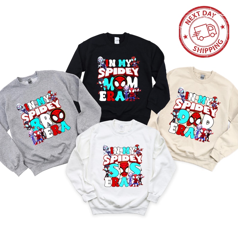 Puede incluir: Cuatro sudaderas con tem&aacute;tica de Spider-Man. Las sudaderas son de color negro, gris, blanco y beige. El texto en las sudaderas dice "In My Spidey [Role] Era" con un Spider-Man de dibujos animados y otros personajes.