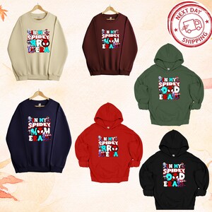 Puede incluir: Seis sudaderas diferentes con tem&aacute;tica de Spiderman. Las sudaderas son de varios colores, incluyendo beige, granate, verde, azul marino, rojo y negro. Cada sudadera presenta un gr&aacute;fico de Spiderman y el texto "In My Spidey Era".