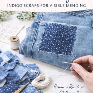 Pode incluir: Kit de reparação Sashiko com retalhos de índigo para reparação visível. A imagem mostra um par de jeans azuis com um remendo reparado, tesoura, linha e retalhos de tecido. O texto na imagem diz: Repare e reforce roupas com costura japonesa!