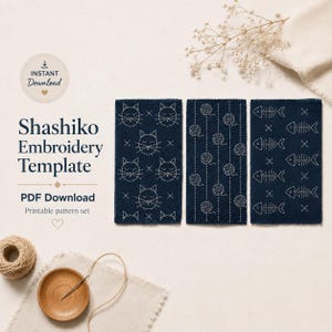 Könnte beinhalten: Drei dunkelblaue Stoffrechtecke mit weißen Sashiko-Stickmustern von Katzengesichtern, Wollknäueln und Fischgräten. Der Text lautet Shashiko Embroidery Template, Instant Download und PDF Download, ergänzt durch eine Nadel und einen Faden.