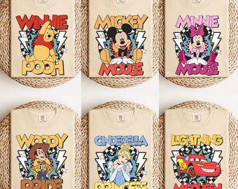 Camiseta a juego para familia Comfort Colors® personalizada con todos los personajes de Disney para viaje a Disneyland. Camiseta personalizada para grupo Disney Q0683