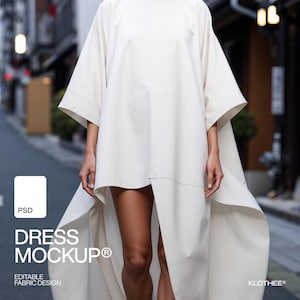 Könnte beinhalten: Ein weißes, langärmeliges Kleid mit hohem Ausschnitt und einem fließenden, asymmetrischen Saum. Das Kleid ist aus einem leichten Stoff gefertigt und hat eine lockere Passform.
