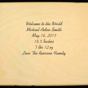 Puede incluir: Placa de madera clara con texto negro. El texto dice: &laquo;Welcome to the World, Michael Aiden Smith, May 16, 2015, 47 cm, 3.5 kg, Love The Reiersen Family.&raquo;