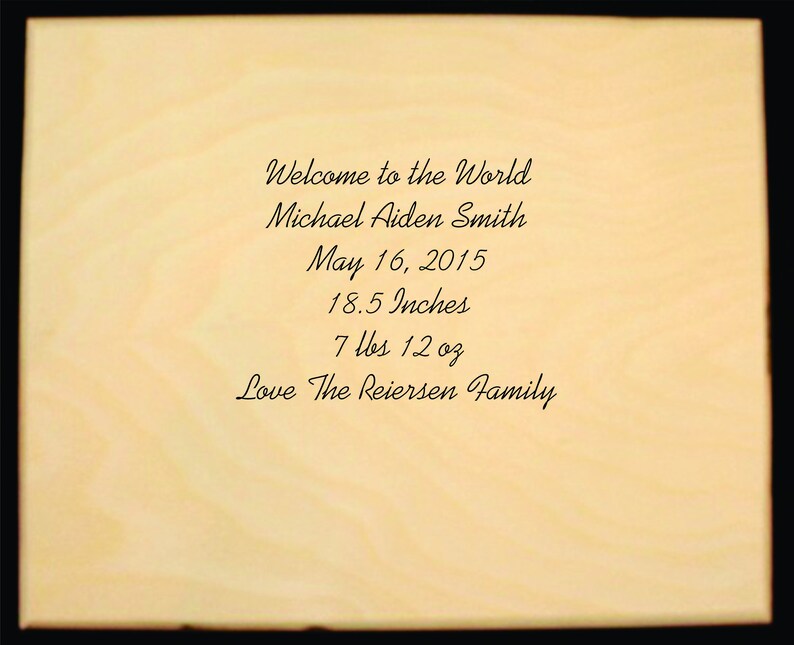 Puede incluir: Placa de madera clara con texto negro. El texto dice: &laquo;Welcome to the World, Michael Aiden Smith, May 16, 2015, 47 cm, 3.5 kg, Love The Reiersen Family.&raquo;