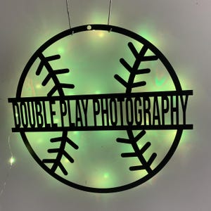 Arte de pared de metal de softbol personalizado con luces LED, letrero de pared de metal con nombre de jugador de béisbol personalizado, decoración de pared de metal con luces LED de deporte de béisbol